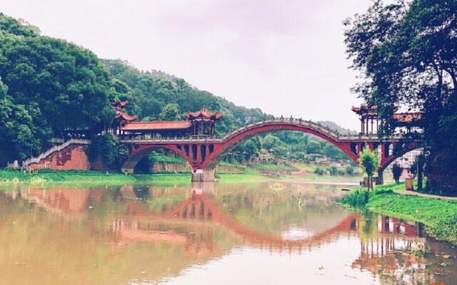 بازتاب پل هاوشنگ در چین که تصویری متقارن در آب ایجاد می کند!