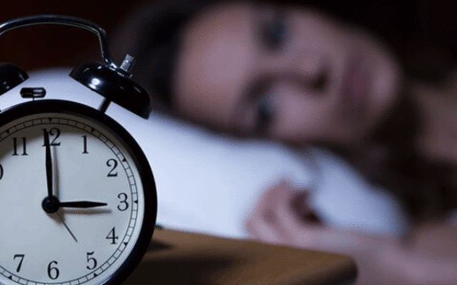 ۷ راهکار برای کسانی که از بی‌خوابی رنج می‌برند