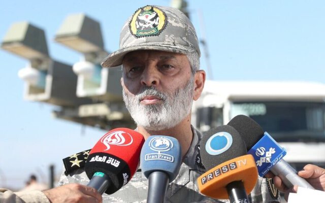 فرمانده ارتش به تهدیدات اخیر آمریکا واکنش نشان داد : رها کردن دستی که به سوی ایران دراز شود کار آنها نیست