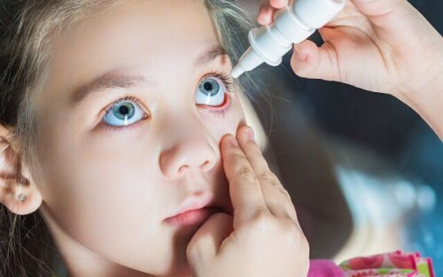 چرا نباید اشک مصنوعی استفاده کرد؟ | عوارض درمان نکردن خشکی چشم ؛ جلوگیری از خشکی چشم با این راهکارهای ساده | خشکی چشم کودکان را تهدید می‌کند