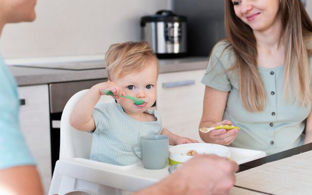 چگونه کودک خود را با غذای جامد آشنا کنیم؟