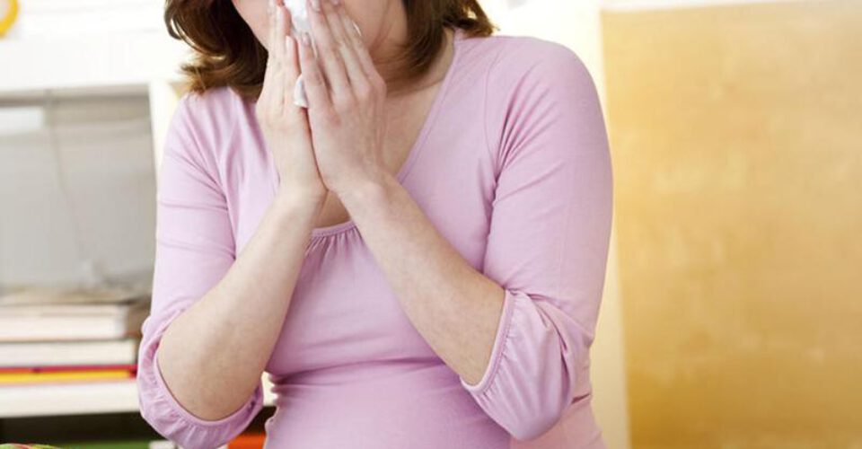 گرفتگی بینی در بارداری به چه دلیل است؟ +۱۰ درمان خانگی گرفتگی بینی در بارداری