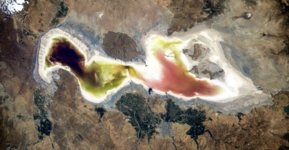 انتشار جدیدترین تصویر ماهواره‌ای از دریاچه ارومیه | وضعیت هولناک دریاچه را ببینید | عکس