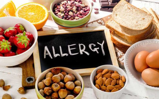 آلرژی را چگونه درمان کنیم؟ | نسخه‌های اشتباه بلای جان مبتلایان به آلرژی | پرهیز غذایی را کنار بگذاریم؟