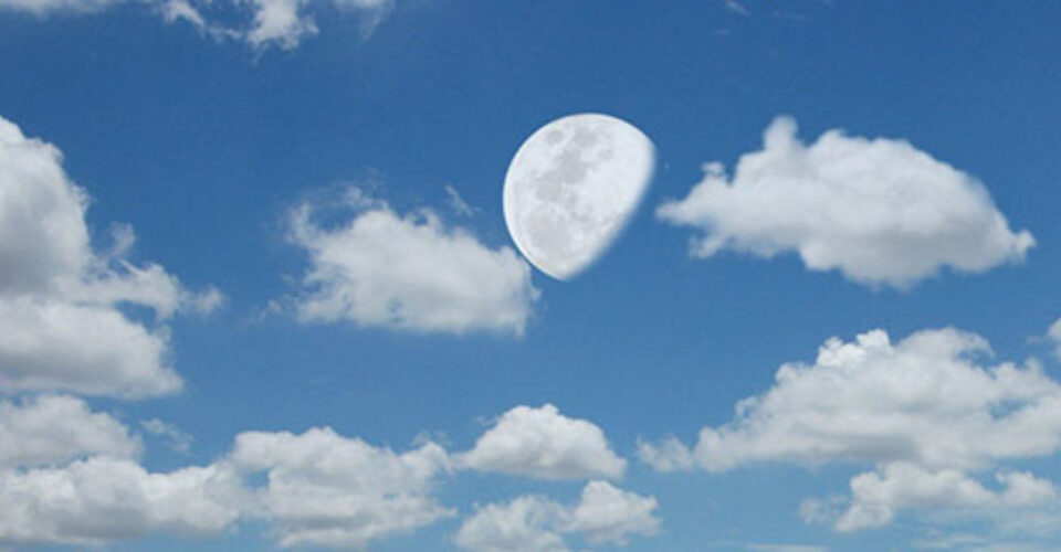 چرا گاهی در طول روز ماه در آسمان دیده می شود؟