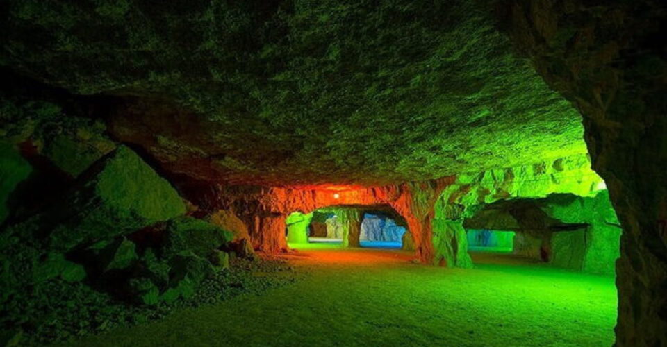 عجیب‌ترین غار دست‌ساز جهان با ۱۰۰ ستون سنگی در ایران! | غاری که طی ۳۵۰ سال برای امرار معاش کنده شده است