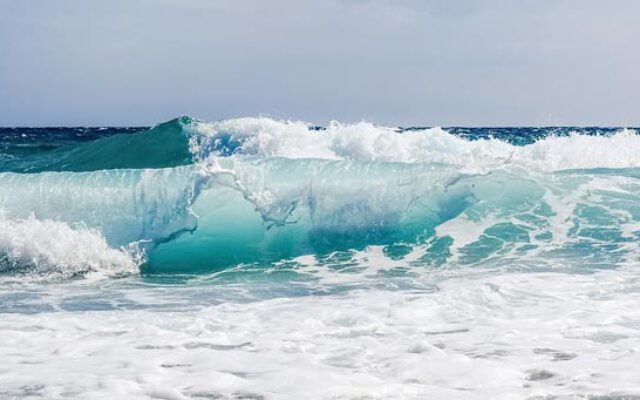 امواج دریا چگونه و در چه فاصله ای از ساحل به وجود می آیند؟