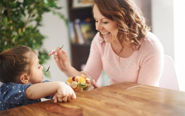 اشتباهات رایج والدین برای تغذیه‌ی کودک که منجر به عادات ناسالم می‌شوند