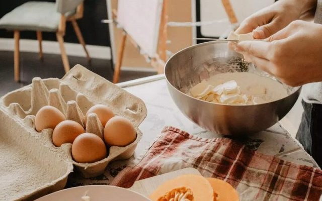 ۹ جایگزین‌ تخم مرغ برای پختن شیرینی و کیک‌های سالم‌تر | تا حالا از دوغ در شیرینی استفاده کرده‌اید؟