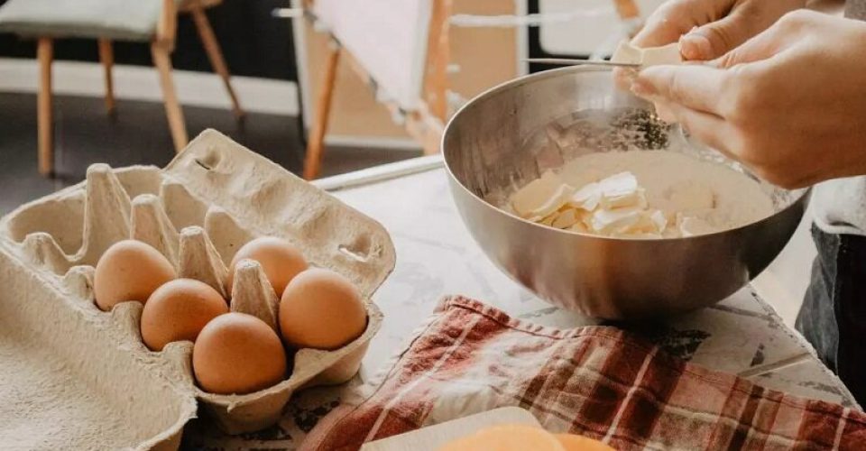 ۹ جایگزین‌ تخم مرغ برای پختن شیرینی و کیک‌های سالم‌تر | تا حالا از دوغ در شیرینی استفاده کرده‌اید؟