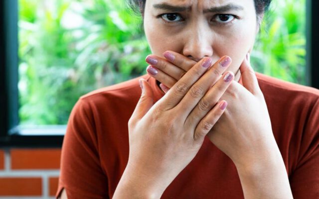 علت تلخی دهان چیست؟ ۴ روش ساده برای جلوگیری از تلخ شدن دهان