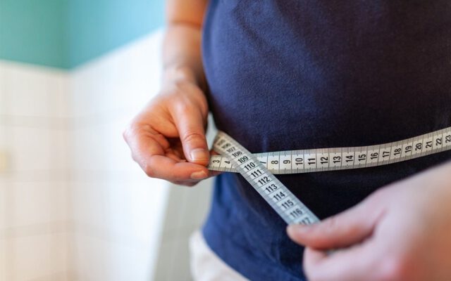 چرا ناگهانی وزن اضافه می‌کنیم؟ ۹ دلیل و راه‌های پیشگیری آن‌ها