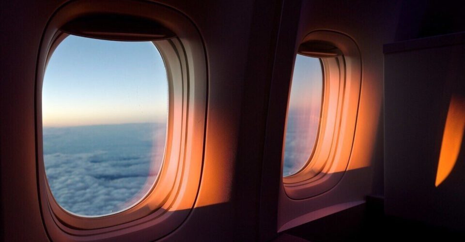 چرا پنجره هواپیما را به شکل بیضی می‌سازند؟