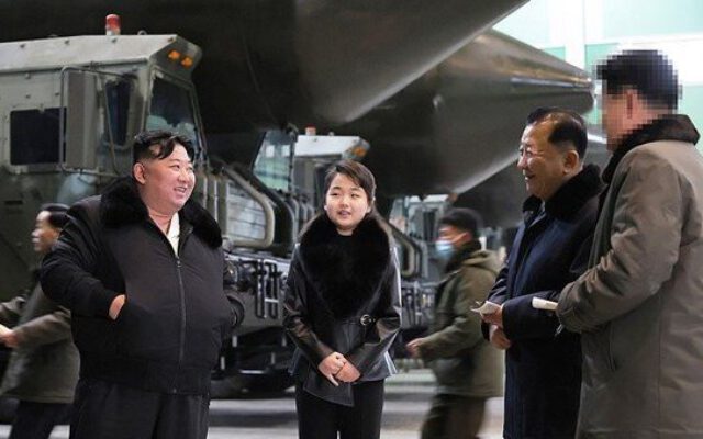 بازدید کیم جونگ اون و دخترش از کارخانه تولید موشکهای قاره پیما + تصاویر