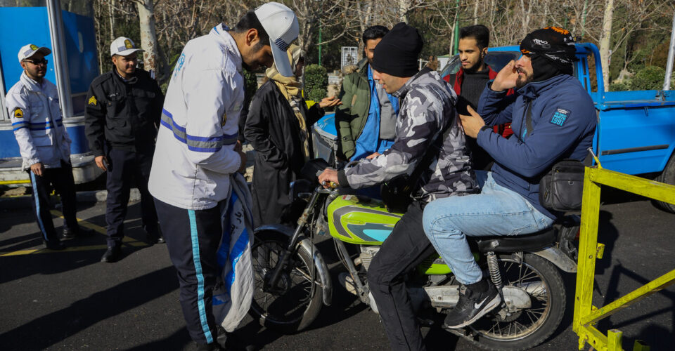تصاویر | برخورد پلیس با موتورسواران متخلف در خیابان ولیعصر