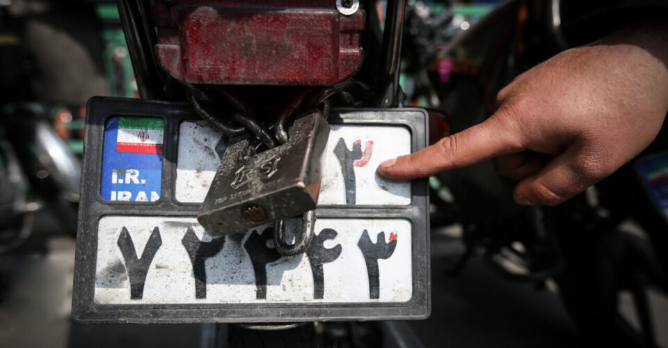 ترفند عجیب موتوری ها برای گول زدن پلیس | شناسایی ۲۶هزار موتورسیکلت با پلاک مخدوش!