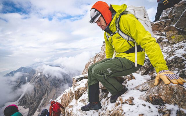 راهنمای خرید تجهیزات کوهنوردی برای فصل‌های سرد و بارانی