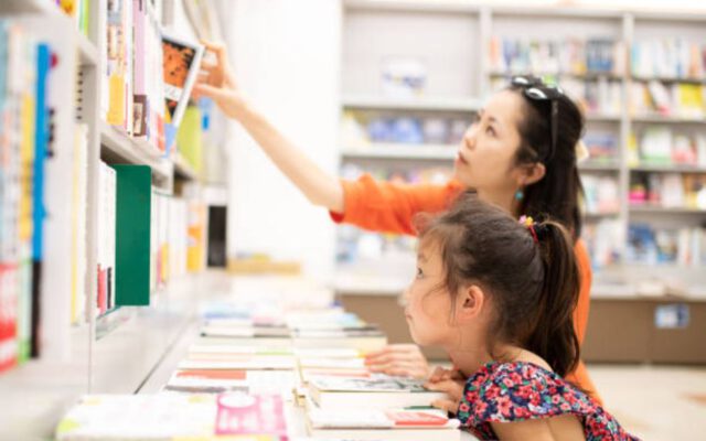راهنمای خرید کتاب برای کودکان و نوجوانان؛ ۱۰ نکته برای یک انتخاب خوب