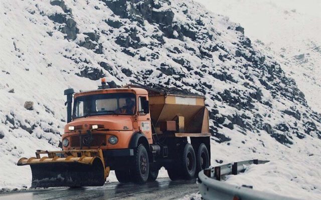 بارش برف و باران در جاده‌های ۳ استان ؛ ترافیک سنگین در جاده چالوس