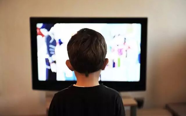 رابطه کودکان و تلویزیون؛ چگونه این مسئله را مدیریت کنیم؟