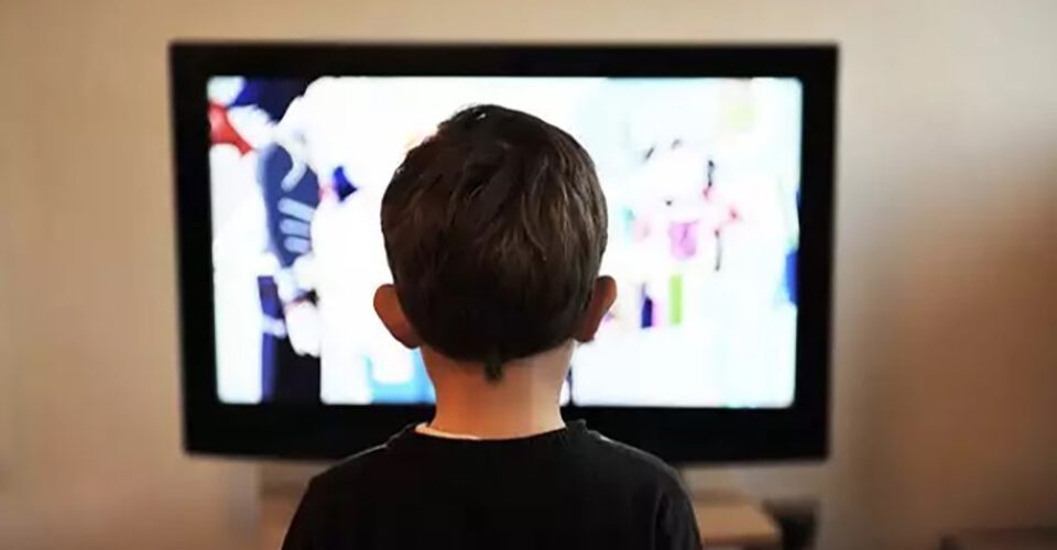 رابطه کودکان و تلویزیون؛ چگونه این مسئله را مدیریت کنیم؟