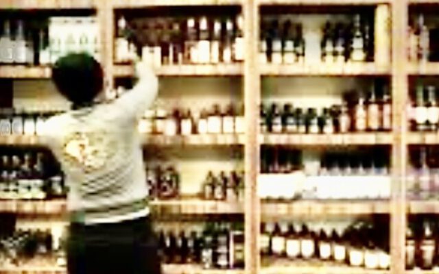 افتتاح اولین مشروب فروشی عربستان در سکوت | کسی حق ندارد از این مغازه عکس و فیلم بگیرد!