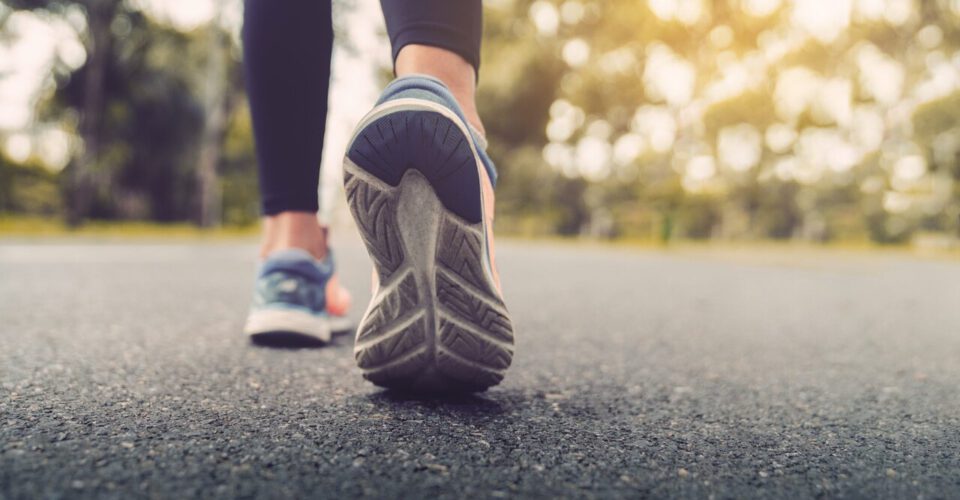 روزی چند قدم پیاده روی کنیم ؟ | تعداد قدم های روزانه زنان برای جلوگیری از نارسایی قلبی