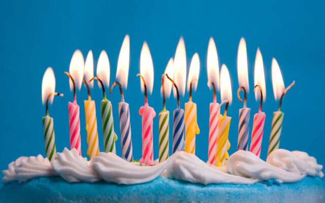 چرا روی کیک تولد شمع‌ می‌گذاریم و آن‌ها را فوت می‌کنیم؟