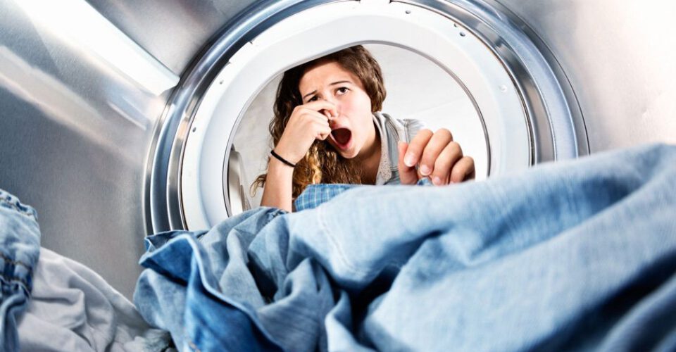 ۷ دلیل بو گرفتن لباس‌ها بعد از شستن با لباسشویی