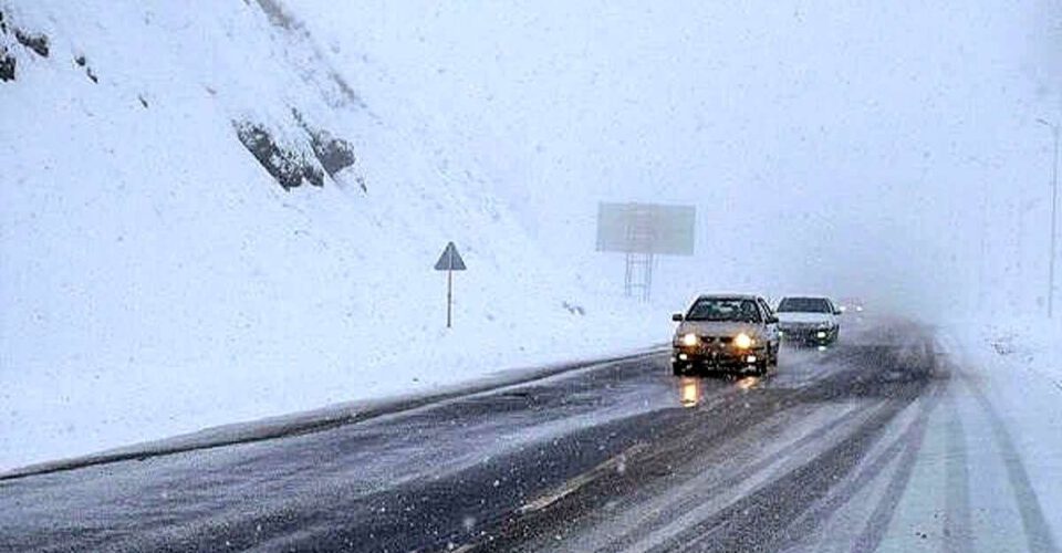 بارش برف و باران در جاده‌های ۲۸ استان‌ | این جاده‌ها مه‌آلود است