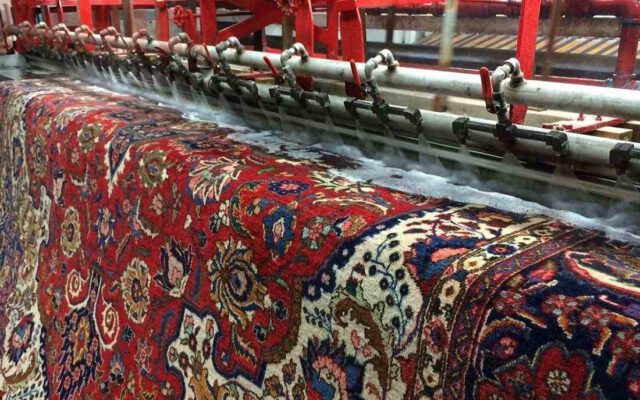 نرخ شست و شوی فرش ماشینی، دستباف و موکت برای خانه‌تکانی عید اعلام شد | از قالیشویی‌های خاطی شکایت کنید