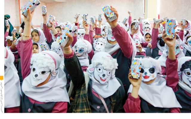 جشن بچه ها برای توزیع یک خوراکی رایگان در مدرسه | 62 هزار مدرسه تحت پوشش این طرح قرار دارند