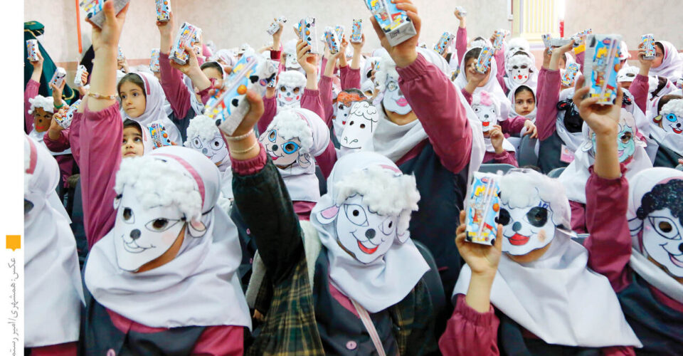 جشن بچه ها برای توزیع یک خوراکی رایگان در مدرسه | 62 هزار مدرسه تحت پوشش این طرح قرار دارند