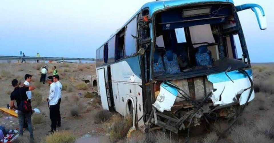 برخورد اتوبوس زائران عراقی امام رضا با کامیون | آخرین وضعیت مسافران حادثه‌دیده