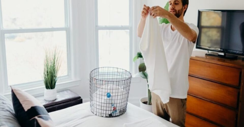 ۸ روش ساده و مؤثر برای پاک کردن انواع لکه لباس