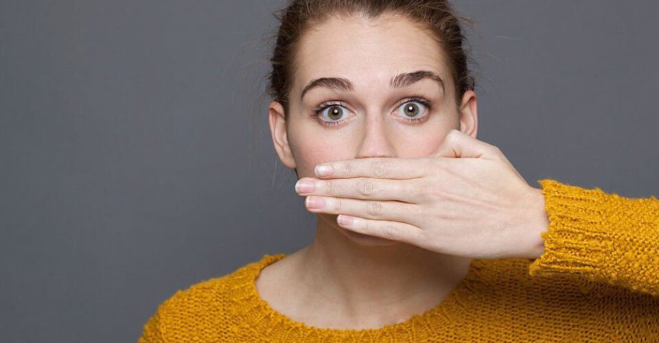 بهترین غذا برای بوی بد دهان چیست؟ (۶ غذا برای رفع هالیتوزیس)