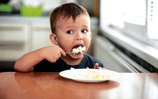 با کودک همیشه گرسنه باید چه کار کنیم؟