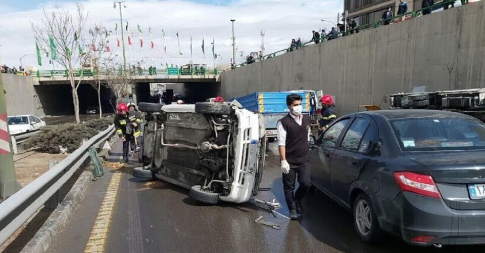 نقش تلفن همراه در تصادف‌های تهران مشخص شد | سرهنگ مومنی: ۸۰ درصد تصادف‌های شهر به دلیل استفاده از موبایل است