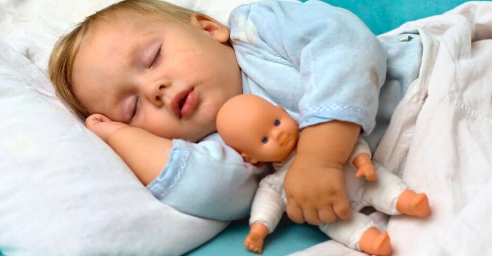 ۵ دلیل که ثابت می‌کند پسربچه‌ی شما باید عروسک بازی کند