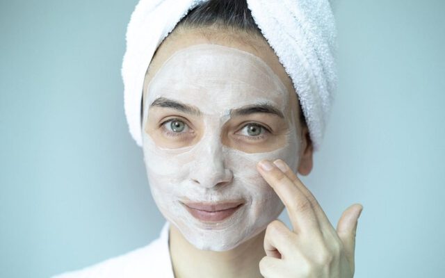 ۱۷ روش خانگی برای درمان خشکی پوست صورت