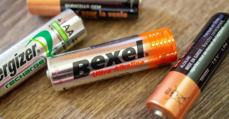 باتری قلمی قابل شارژ در برابر باتری یکبار مصرف؛ کدام مدل بهتر است؟