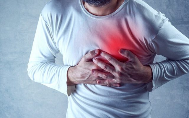 چه زمانی تپش قلب نگران کننده است؟ | علائم حمله قلبی را بشناسید