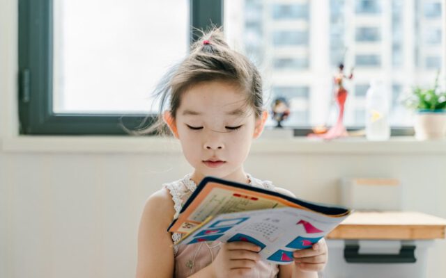۱۰ روش خلاقانه برای تشویق کودکان به کتابخوانی