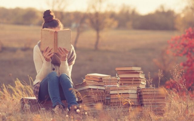 کتاب‌درمانی؛ آیا خواندن کتاب می‌تواند به درمان مشکلات روانی کمک کند؟