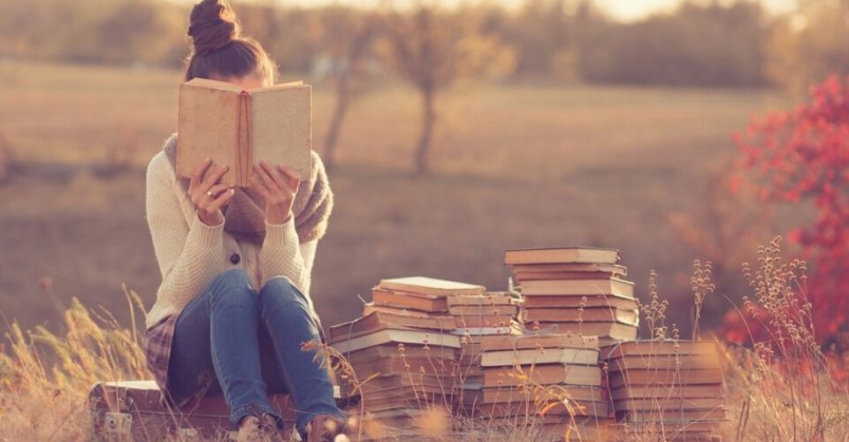 کتاب‌درمانی؛ آیا خواندن کتاب می‌تواند به درمان مشکلات روانی کمک کند؟