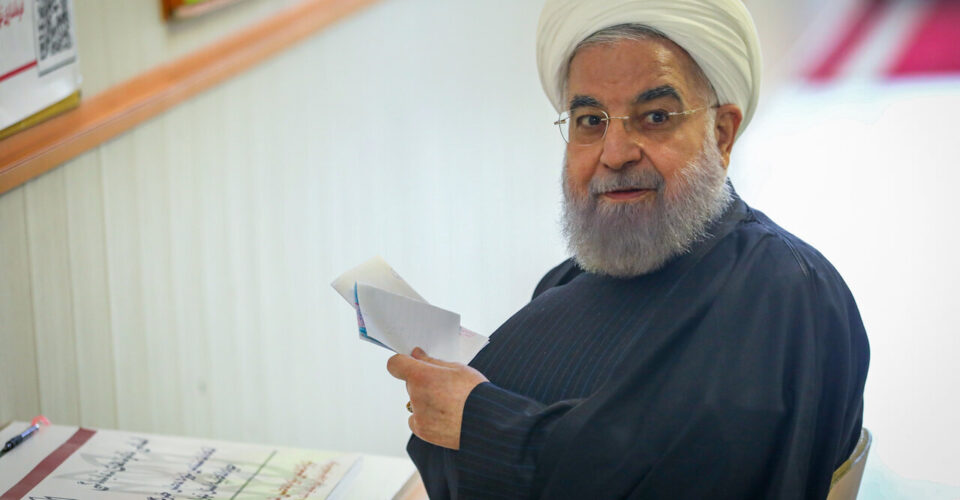 پیاده روی حسن روحانی در خیابان برفی تهران برای حضور در پای صندوق رای | عکس