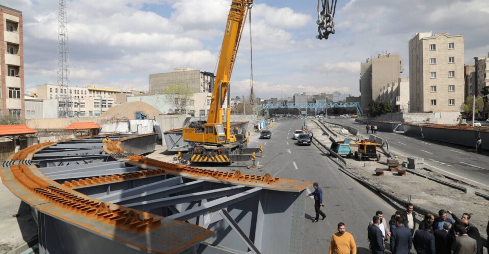 نجات اهالی شرق تهران از ترافیک بزرگراه شهید باقری | پل دوبرگردان ۴۸۰ تنی در حال نصب است