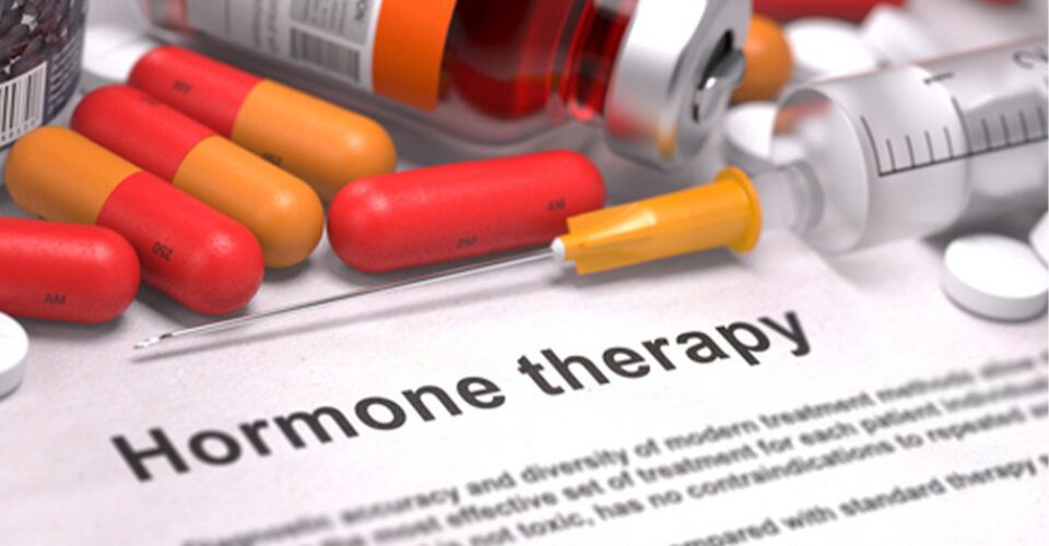 هورمون درمانی (HRT) چیست؛ نحوه‌ی انجام، عوارض و فواید آن