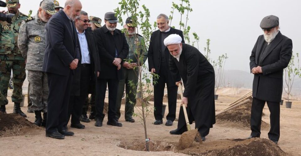 رییس قوه قضاییه در کمربند سبز تهران درخت کاشت
