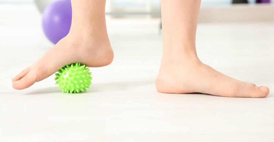 ۷ تمرین کاربردی و موثر برای رفع صافی کف پا